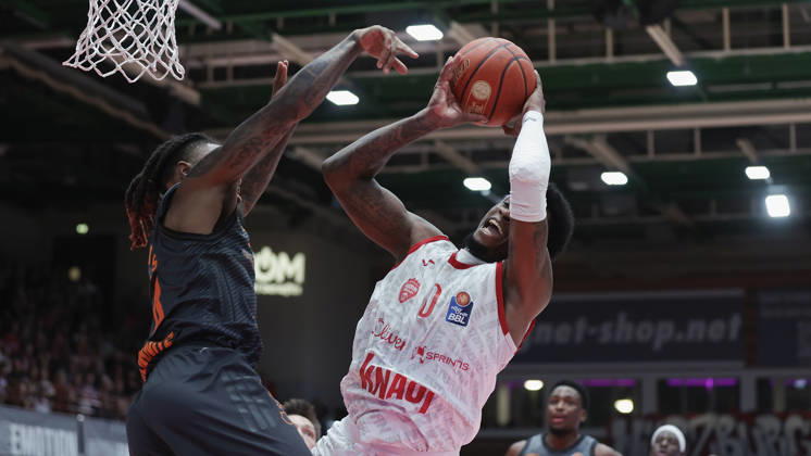 Pictured from left: Cobe Williams of the NINERS Chemnitz, 24, against Eddie Colbert III of the Würzburg Baskets, 0, on a layup, 26 10 2026,Fitness First Würzburg Baskets vs. NINERS Chemnitz, easyCredit BBL, Matchday 6, Germany, 97072, tectake Arena Würzburg, Copyright: HMBxMedia xJulienxBecker