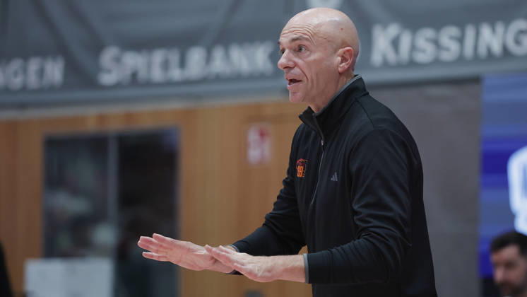 Pictured: Head Coach Rodrigo Pastore giving instructions to the NINERS Chemnitz on October 26, 2026; Fitness First Würzburg Baskets vs. NINERS Chemnitz, easyCredit BBL, Matchday 6, Germany, 97072, tectake Arena Würzburg, Copyright: HMBxMedia xJulienxBecker