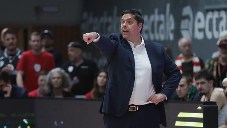 Pictured: Head Coach Sasa Filipovski giving instructions. Würzburg Baskets, October 26, 2026; Fitness First Würzburg Baskets vs. NINERS Chemnitz, easyCredit BBL, Matchday 6, Germany, 97072, tectake Arena Würzburg, Copyright: HMBxMedia xJulienxBecker
