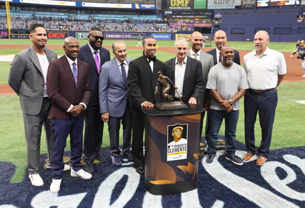 New York Mets star shortstop Francisco Lindor (C) is presented with the 2026 Roberto Clemente Award before the start of game three of the 2026 MLB, Baseball Herren, USA World Series between the Milwaukee Brewers and the Tampa Bay Rays at Tropicana Field in St Petersburg, Florida, on Monday, October 26, 2026.  TPB20261026703 AARONxJOSEFCZYK