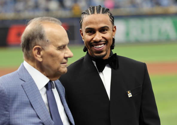 New York Mets star shortstop Francisco Lindor (R) talks with former MLB, Baseball Herren, USA player and manager Joe Torre as Lindor receives the 2026 Roberto Clemente Award before the start of game three of the 2026 MLB World Series between the Milwaukee Brewers and the Tampa Bay Rays at Tropicana Field in St Petersburg, Florida, on Monday, October 26, 2026.  TPB20261026705 AARONxJOSEFCZYK