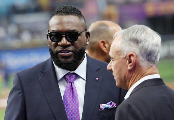 Dominican-American former professional baseball player David Ortiz, nicknamed Big Papi (L), talks with MLB, Baseball Herren, USA Commissioner Rob Manfred before the presentation of the 2026 Roberto Clemente Award to New York Met Francisco Lindor before the start of game three of the 2026 MLB World Series between the Milwaukee Brewers and the Tampa Bay Rays at Tropicana Field in St Petersburg, Florida, on Monday, October 26, 2026.  TPB20261026704 AARONxJOSEFCZYK