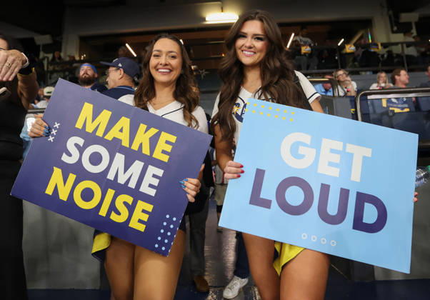 Tampa Bay Rays cheerleaders hold signs as they prepare for the start of game three of the 2026 MLB, Baseball Herren, USA World Series between the Rays and the Milwaukee Brewers at Tropicana Field in St Petersburg, Florida, on Monday, October 26, 2026.  TPB20261026706 AARONxJOSEFCZYK