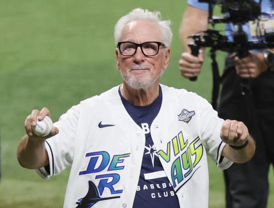 Former Tampa Bay Rays manager Joe Maddon throws out the ceremonial first pitch before the start of game three of the 2026 MLB, Baseball Herren, USA World Series between the Rays and the Milwaukee Brewers at Tropicana Field in St Petersburg, Florida, on Monday, October 26, 2026.  TPB20261026710 AARONxJOSEFCZYK