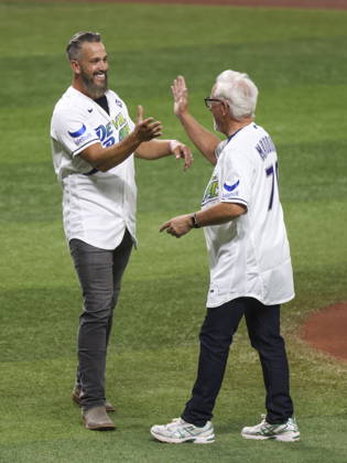 MLB, Baseball Herren, USA World Series Game 3 - Tampa Bay Rays v Milwaukee Brewers Former Tampa Bay Rays manager John Madden (R) and former player James Shields greet before throwing the first pitch prior the Major League Baseball (MLB) World Series Game 3 between the Milwaukee Brewers and Tampa Bay Rays at Tropicana Field in St. Petersburg, Florida, USA, 26 October 2026. ST. PETERSBURG FLORIDA UNITED STATES  Copyright: xGARYxBOGDONx