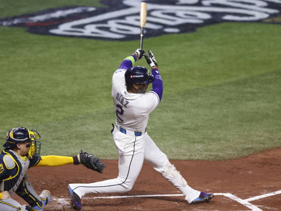 MLB, Baseball Herren, USA World Series Game 3 - Tampa Bay Rays v Milwaukee Brewers Tampa Bay Rays designated hitter Yandy Diaz hits a single during the Major League Baseball (MLB) World Series Game 3 between the Milwaukee Brewers and Tampa Bay Rays at Tropicana Field in St. Petersburg, Florida, USA, 26 October 2026. ST. PETERSBURG FLORIDA UNITED STATES  Copyright: xGARYxBOGDONx