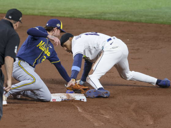 MLB, Baseball Herren, USA World Series Game 3 - Tampa Bay Rays v Milwaukee Brewers Milwaukee Brewers second baseman Brice Turang (C) tags out Tampa Bay Rays left fielder Chandler Simpson (R) at second base during a steal attempt during the Major League Baseball (MLB) World Series Game 3 between the Milwaukee Brewers and Tampa Bay Rays at Tropicana Field in St. Petersburg, Florida, USA, 26 October 2026. ST. PETERSBURG FLORIDA UNITED STATES  Copyright: xGARYxBOGDONx