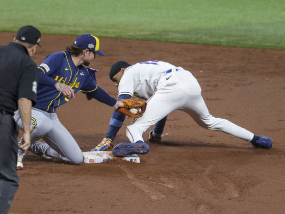 MLB, Baseball Herren, USA World Series Game 3 - Tampa Bay Rays v Milwaukee Brewers Milwaukee Brewers second baseman Brice Turang (C) tags out Tampa Bay Rays left fielder Chandler Simpson (R) at second base during a steal attempt during the Major League Baseball (MLB) World Series Game 3 between the Milwaukee Brewers and Tampa Bay Rays at Tropicana Field in St. Petersburg, Florida, USA, 26 October 2026. ST. PETERSBURG FLORIDA UNITED STATES  Copyright: xGARYxBOGDONx