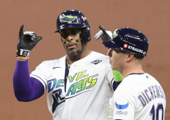 Tampa Bay Rays designated hitter Yandy Diaz (2) gestures on first base after hitting a single against the Milwaukee Brewers in the first inning during game three of the 2026 MLB, Baseball Herren, USA World Series at Tropicana Field in St Petersburg, Florida, on Monday, October 26, 2026.  TPB20261026717 AARONxJOSEFCZYK