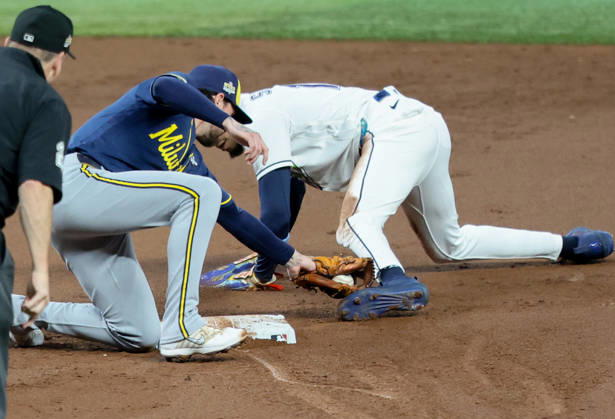 Tampa Bay Rays Chandler Simpson (14) is tagged out stealing second by Milwaukee Brewers second baseman Brice Trang (2) after over-sliding the base in the first inning during game three of the 2026 MLB, Baseball Herren, USA World Series at Tropicana Field in St Petersburg, Florida, on Monday, October 26, 2026.  TPB20261026719 AARONxJOSEFCZYK