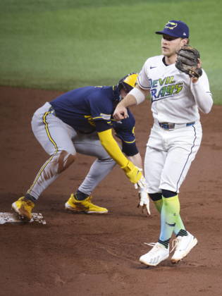 MLB, Baseball Herren, USA World Series Game 3 - Tampa Bay Rays v Milwaukee Brewers Tampa Bay Rays shortstop Taylor Walls (R) tags out Milwaukee Brewers third baseman David Hamilton at second base during the second inning of the Major League Baseball (MLB) World Series Game 3 between the Milwaukee Brewers and Tampa Bay Rays at Tropicana Field in St. Petersburg, Florida, USA, 26 October 2026. ST. PETERSBURG FLORIDA UNITED STATES  Copyright: xGARYxBOGDONx