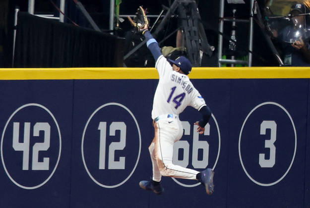 Tampa Bay Rays left fielder Chandler Simpson (14) catches a long fly ball against the wall from Milwaukee Brewer Sal Frelick in the second inning during game three of the 2026 MLB, Baseball Herren, USA World Series at Tropicana Field in St Petersburg, Florida, on Monday, October 26, 2026.  TPB20261026720 AARONxJOSEFCZYK