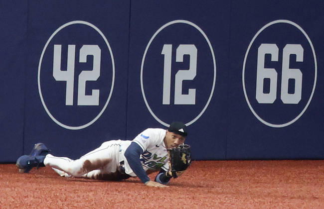 Tampa Bay Rays left fielder Chandler Simpson (14) gets to his feet after catching a long fly ball against the wall from Milwaukee Brewer Sal Frelick in the second inning during game three of the 2026 MLB, Baseball Herren, USA World Series at Tropicana Field in St Petersburg, Florida, on Monday, October 26, 2026.  TPB20261026723 AARONxJOSEFCZYK
