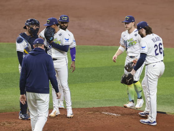 MLB, Baseball Herren, USA World Series Game 3 - Tampa Bay Rays v Milwaukee Brewers Tampa Bay Rays pitching coach Kyle Snyder (L) walks out to talk with Tampa Bay Rays pitcher Freddy Peralta (C) during the Major League Baseball (MLB) World Series Game 3 between the Milwaukee Brewers and Tampa Bay Rays at Tropicana Field in St. Petersburg, Florida, USA, 26 October 2026. ST. PETERSBURG FLORIDA UNITED STATES  Copyright: xGARYxBOGDONx