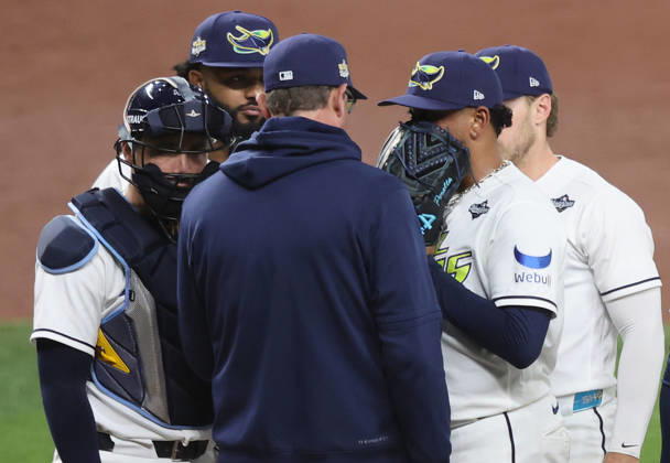 Tampa Bay Rays pitching coach Kyle Snyder (23) has a mound meeting with pitcher Freddy Peralta in the second inning during game three of the 2026 MLB, Baseball Herren, USA World Series against the Milwaukee Brewers at Tropicana Field in St Petersburg, Florida, on Monday, October 26, 2026.  TPB20261026725 AARONxJOSEFCZYK