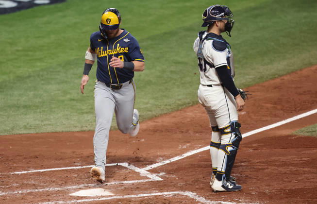 Milwaukee Brewers Jake Bauers (9) runs past Tampa Bay Rays catcher Nick Fortes (40) to score on a single by William Contreras in the second inning during game three of the 2026 MLB, Baseball Herren, USA World Series at Tropicana Field in St Petersburg, Florida, on Monday, October 26, 2026.  TPB20261026726 AARONxJOSEFCZYK