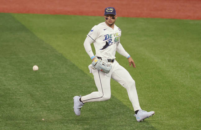 Tampa Bay Rays right fielder Victor Mesa Jr. (25) chases an rbi-single from Milwaukee Brewers William Contreras in the third inning during game three of the 2026 MLB, Baseball Herren, USA World Series at Tropicana Field in St Petersburg, Florida, on Monday, October 26, 2026.  TPB20261026730 AARONxJOSEFCZYK