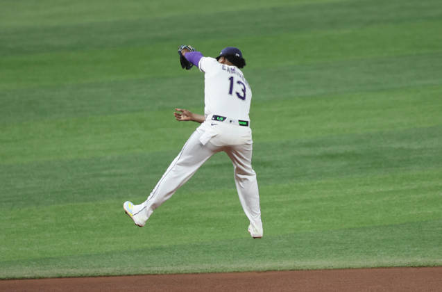 Tampa Bay Rays third baseman Junior Caminero (13 leaps to catch a hard line drive from Milwaukee Brewers David Hamilton in the fifth inning during game three of the 2026 MLB, Baseball Herren, USA World Series at Tropicana Field in St Petersburg, Florida, on Monday, October 26, 2026.  TPB20261026732 AARONxJOSEFCZYK
