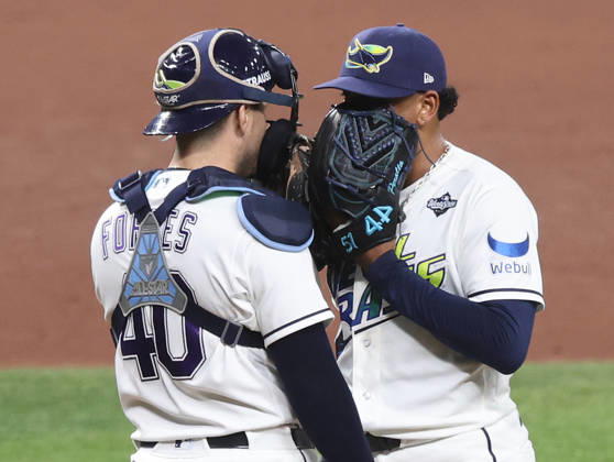 Tampa Bay Rays starting pitcher Freddy Peralta (51) has a mound meeting with catcher Nick Fortes (40) in the fifth inning during game three of the 2026 MLB, Baseball Herren, USA World Series at Tropicana Field in St Petersburg, Florida, on Monday, October 26, 2026.  TPB20261026733 AARONxJOSEFCZYK