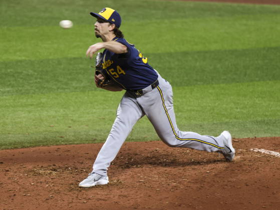 MLB, Baseball Herren, USA World Series Game 3 - Tampa Bay Rays v Milwaukee Brewers Milwaukee Brewers starting pitcher Robert Gasser in action during the Major League Baseball (MLB) World Series Game 3 between the Milwaukee Brewers and Tampa Bay Rays at Tropicana Field in St. Petersburg, Florida, USA, 26 October 2026. ST. PETERSBURG FLORIDA UNITED STATES  Copyright: xGARYxBOGDONx