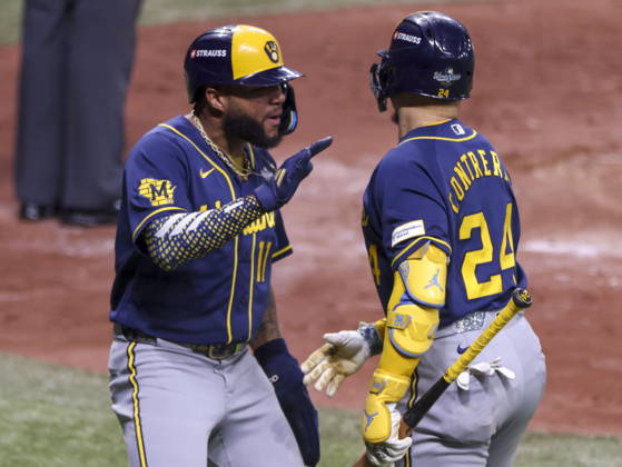 MLB, Baseball Herren, USA World Series Game 3 - Tampa Bay Rays v Milwaukee Brewers Milwaukee Brewers left fielder Jackson Chourio (L) celebrates scoring with Milwaukee Brewers catcher William Contreras during the Major League Baseball (MLB) World Series Game 3 between the Milwaukee Brewers and Tampa Bay Rays at Tropicana Field in St. Petersburg, Florida, USA, 26 October 2026. ST. PETERSBURG FLORIDA UNITED STATES  Copyright: xGARYxBOGDONx