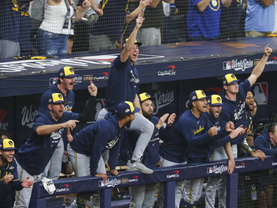 MLB, Baseball Herren, USA World Series Game 3 - Tampa Bay Rays v Milwaukee Brewers The Milwaukee Brewers bench celebrates multiple runs in the 5th inning during the Major League Baseball (MLB) World Series Game 3 between the Milwaukee Brewers and Tampa Bay Rays at Tropicana Field in St. Petersburg, Florida, USA, 26 October 2026. ST. PETERSBURG FLORIDA UNITED STATES  Copyright: xGARYxBOGDONx