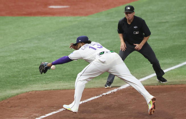 Tampa Bay Rays third baseman Junior Caminero (13) deflects a line drive from Milwaukee Brewers Cooper Pratt in the fifth inning during game three of the 2026 MLB, Baseball Herren, USA World Series at Tropicana Field in St Petersburg, Florida, on Monday, October 26, 2026.  TPB20261026739 AARONxJOSEFCZYK