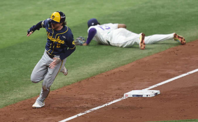 Milwaukee Brewers Brice Trang (2) rounds third to score after Tampa Bay Rays third baseman Junior Caminero (13) deflected a line drive from Brewers Cooper Pratt in the fifth inning during game three of the 2026 MLB, Baseball Herren, USA World Series at Tropicana Field in St Petersburg, Florida, on Monday, October 26, 2026.  TPB20261026740 AARONxJOSEFCZYK