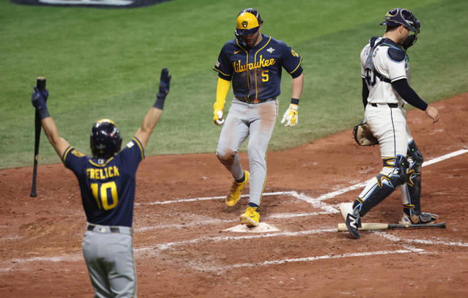 Milwaukee Brewers Garrett Mitchell (5) scores against the Tampa Bay Rays as Sal Frelick (10) celebrates in the fifth inning during game three of the 2026 MLB, Baseball Herren, USA World Series at Tropicana Field in St Petersburg, Florida, on Monday, October 26, 2026.  TPB20261026741 AARONxJOSEFCZYK