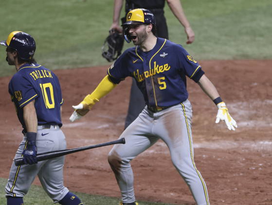 MLB, Baseball Herren, USA World Series Game 3 - Tampa Bay Rays v Milwaukee Brewers Milwaukee Brewers center fielder Garrett Mitchell (R) celebrates scoring a run in the 5th inning during the Major League Baseball (MLB) World Series Game 3 between the Milwaukee Brewers and Tampa Bay Rays at Tropicana Field in St. Petersburg, Florida, USA, 26 October 2026. ST. PETERSBURG FLORIDA UNITED STATES  Copyright: xGARYxBOGDONx