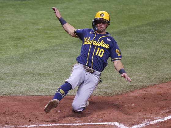 MLB, Baseball Herren, USA World Series Game 3 - Tampa Bay Rays v Milwaukee Brewers Milwaukee Brewers right fielder Sal Frelick comes home to score in the 5th inning during the Major League Baseball (MLB) World Series Game 3 between the Milwaukee Brewers and Tampa Bay Rays at Tropicana Field in St. Petersburg, Florida, USA, 26 October 2026. ST. PETERSBURG FLORIDA UNITED STATES  Copyright: xGARYxBOGDONx