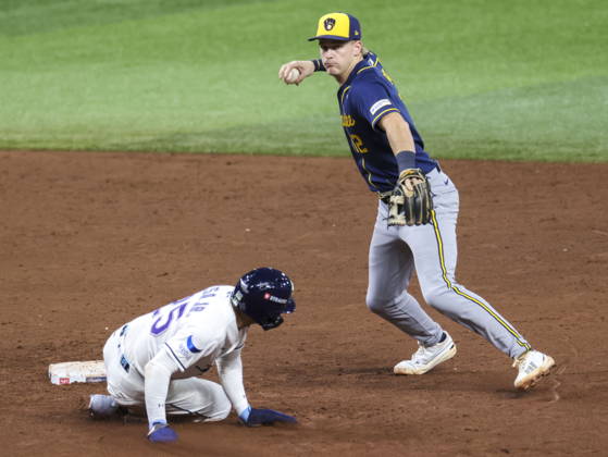 MLB, Baseball Herren, USA World Series Game 3 - Tampa Bay Rays v Milwaukee Brewers Milwaukee Brewers shortstop Cooper Pratt (R) turns the double play during the 6th inning of Major League Baseball (MLB) World Series Game 3 between the Milwaukee Brewers and Tampa Bay Rays at Tropicana Field in St. Petersburg, Florida, USA, 26 October 2026. ST. PETERSBURG FLORIDA UNITED STATES  Copyright: xGARYxBOGDONx