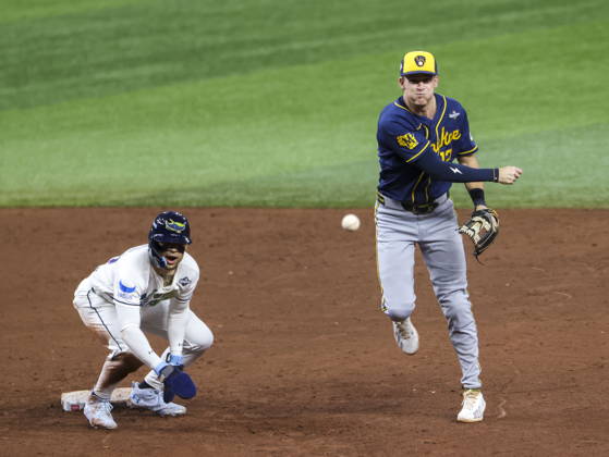 MLB, Baseball Herren, USA World Series Game 3 - Tampa Bay Rays v Milwaukee Brewers Milwaukee Brewers shortstop Cooper Pratt (R) turns the double play during the 6th inning of Major League Baseball (MLB) World Series Game 3 between the Milwaukee Brewers and Tampa Bay Rays at Tropicana Field in St. Petersburg, Florida, USA, 26 October 2026. ST. PETERSBURG FLORIDA UNITED STATES  Copyright: xGARYxBOGDONx