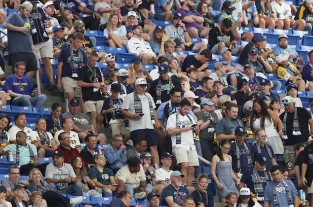 Tampa Bay Rays fans head for the exits as the Rays trail the Milwaukee Brewers 10-0 in the eighth inning during game three of the 2026 MLB, Baseball Herren, USA World Series at Tropicana Field in St Petersburg, Florida, on Monday, October 26, 2026.  TPB20261026754 AARONxJOSEFCZYK