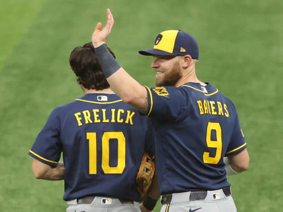Milwaukee Brewers first baseman Jake Bauers (9) celebrates with Brewers right fielder Sal Frelick (10) after Frelick made a diving catch on a pop up from Tampa Bay Rays Ben Williamson in the eighth inning during game three of the 2026 MLB, Baseball Herren, USA World Series at Tropicana Field in St Petersburg, Florida, on Monday, October 26, 2026.  TPB20261026762 AARONxJOSEFCZYK