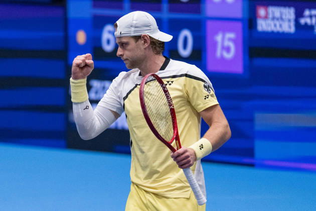 BASEL, SWITZERLAND, OCTOBER 27: Zizou Bergs of Belgium celebrates a victory during Day 4 of the Swiss Indoors Basel at St. Jakobshalle on October 27, 2026, in Basel, Switzerland Copyright: xJustPictures.ch PascalxvonxBürenx jp-en-EuSpIm-Pavo_Fotografie-05730