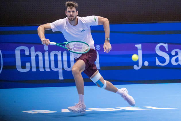 BASEL, SWITZERLAND, OCTOBER 27 Hubert Hurkacz of Poland hits a forehand against Zizou Bergs of Belgium during Day 4 of the Swiss Indoors Basel at St. Jakobshalle on October 27, 2026, in Basel, Switzerland Copyright: xJustPictures.ch PascalxvonxBürenx jp-en-EuSpIm-Pavo_Fotografie-05822
