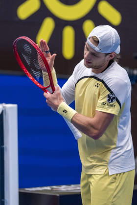 BASEL, SWITZERLAND, OCTOBER 27 Zizou Bergs of Belgium congratulates the winner, Hubert Hurkacz of Poland, during Day 4 of the Swiss Indoors Basel at St. Jakobshalle on October 27, 2026, in Basel, Switzerland Copyright: xJustPictures.ch PascalxvonxBürenx jp-en-EuSpIm-Pavo_Fotografie-05935