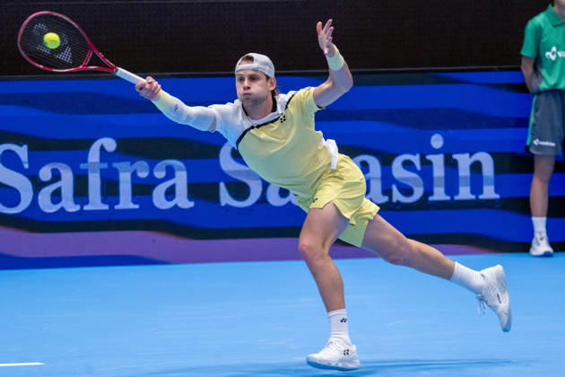 BASEL, SWITZERLAND, OCTOBER 27: Zizou Bergs of Belgium stretches to hit a forehand against Hubert Hurkacz of Poland during Day 4 of the Swiss Indoors Basel at St. Jakobshalle on October 27, 2026, in Basel, Switzerland Copyright: xJustPictures.ch PascalxvonxBürenx jp-en-EuSpIm-Pavo_Fotografie-06095