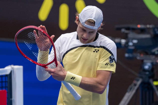 BASEL, SWITZERLAND, OCTOBER 27 Zizou Bergs of Belgium congratulates the winner, Hubert Hurkacz of Poland, during Day 4 of the Swiss Indoors Basel at St. Jakobshalle on October 27, 2026, in Basel, Switzerland Copyright: xJustPictures.ch PascalxvonxBürenx jp-en-EuSpIm-Pavo_Fotografie-05937