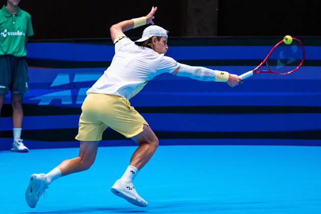 BASEL, SWITZERLAND, OCTOBER 27: Zibes hits a backhand against Hubert Hurkacz of Poland during Day 4 of the Swiss Indoors Basel at St. Jakobshalle on October 27, 2026, in Basel, Switzerland Copyright: xJustPictures.ch PascalxvonxBürenx jp-en-EuSpIm-Pavo_Fotografie-06127