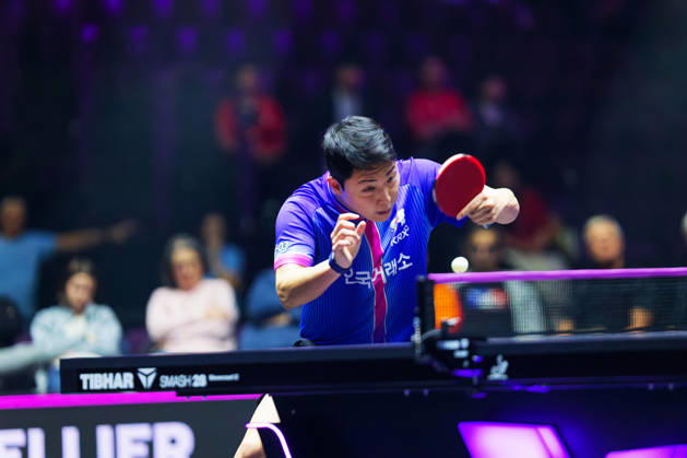 Lim Jonghoon face a Lin Shidong Benjamin ELKAIM MAXPPP - Montpellier 27 10 2026 Tennis de table - WTT Champions Montpellier 2026, 16eme de finale du simple messieurs, le 27 octobre 2026 a la Sud de France Arena de Montpellier. Lim Jonghoon, joueur sud-coreen classe 36e mondial, se penche vers la table pour jouer une balle, raquette devant lui. Il s incline face a -linshidong, joueur chinois classe 9e mondial, vainqueur 3-0. WTT Champions Montpellier, France, on oct 27th 2026 Montpellier FRANCE  Copyright: xMAXPPPxBenjaminxELKAIMx ELK202610276647 ELK202610276647