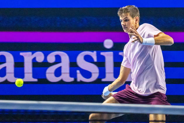 BASEL, SWITZERLAND, OCTOBER 27 Rafael Jodar of Spain hits a forehand against Alejandro Tabilo of Chile during Day 4 of the Swiss Indoors Basel at St. Jakobshalle on October 27, 2026, in Basel, Switzerland Copyright: xJustPictures.ch PascalxvonxBürenx jp-en-EuSpIm-Pavo_Fotografie-06341
