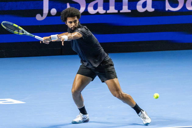 BASEL, SWITZERLAND, OCTOBER 27 — Arthur Fils of France hits a forehand against Giovanni Mpetshi Perricard of France during Day 4 of the Swiss Indoors Basel at St. Jakobshalle on October 27, 2026, in Basel, Switzerland Copyright: xJustPictures.ch PascalxvonxBürenx jp-en-EuSpIm-Pavo_Fotografie-07126