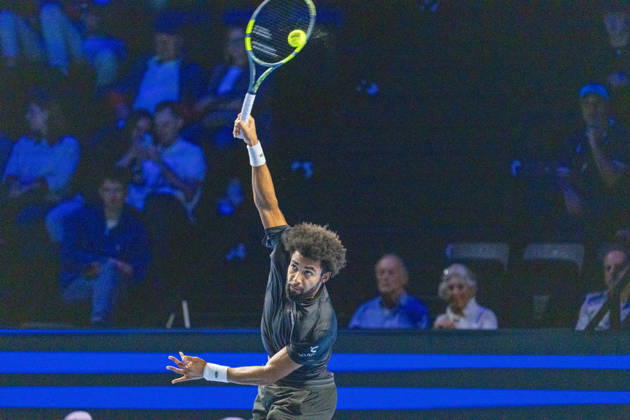 BASEL, SWITZERLAND, OCTOBER 27 — Arthur Fils of France serves the ball against Giovanni Mpetshi Perricard of France during Day 4 of the Swiss Indoors Basel at St. Jakobshalle on October 27, 2026, in Basel, Switzerland Copyright: xJustPictures.ch PascalxvonxBürenx jp-en-EuSpIm-Pavo_Fotografie-07646