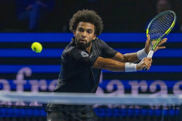 BASEL, SWITZERLAND, OCTOBER 27 Arthur Fils hits a backhand against Giovanni Mpetshi Perricard of France during Day 4 of the Swiss Indoors Basel at St. Jakobshalle on October 27, 2026, in Basel, Switzerland Copyright: xJustPictures.ch PascalxvonxBürenx jp-en-EuSpIm-Pavo_Fotografie-07713