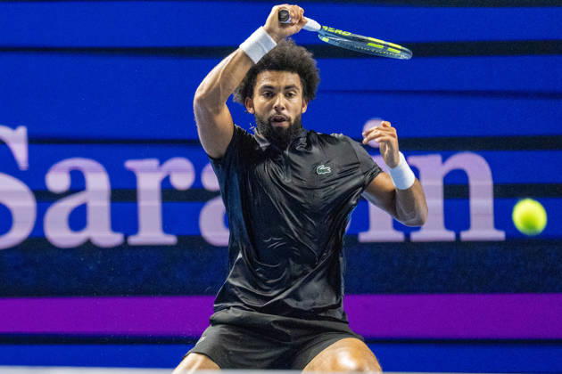 BASEL, SWITZERLAND, OCTOBER 27 — Arthur Fils of France hits a forehand against Giovanni Mpetshi Perricard of France during Day 4 of the Swiss Indoors Basel at St. Jakobshalle on October 27, 2026, in Basel, Switzerland Copyright: xJustPictures.ch PascalxvonxBürenx jp-en-EuSpIm-Pavo_Fotografie-08289