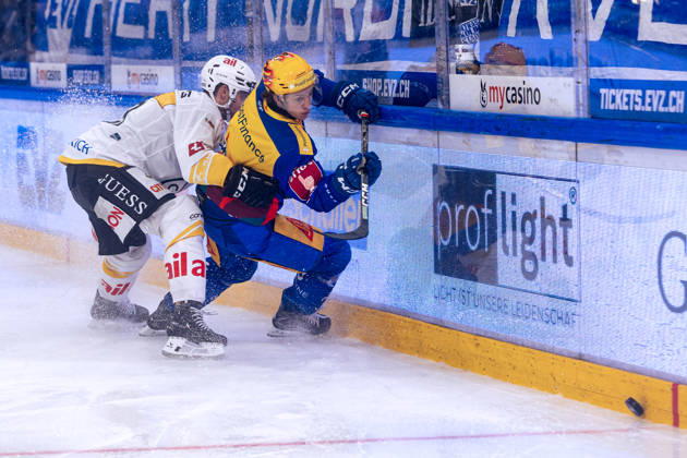 Top scorer Vinzenz Rohrer of EV Zug in a one-on-one battle, October 27, 2026, National League, Regular Season, Ice Hockey, OYM Hall, Zug EV Zug vs. HC Lugano. Photo by  Copyright: xJustPictures.ch PhilippxHegglinx