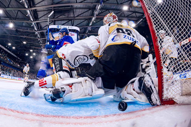 Goaltender Robert Mayer 88 of HC Lugano lets the puck from EV Zug s top scorer Vinzenz Rohrer pass between his legs, as seen from the NetCam perspective, October 27, 2026, National League, Regular Season, Ice Hockey, OYM Hall, Zug EV Zug HC Lugano Image by  Copyright: xJustPictures.ch PhilippxHegglinx