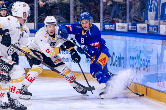 Lassi Thomson 60 HC Lugano and Rico Gredig 8 EV Zug 27 10 2026 National League, Regular Season, Ice Hockey, OYM Hall, Zug EV Zug HC Lugano Photo by  Copyright: xJustPictures.ch PhilippxHegglinx
